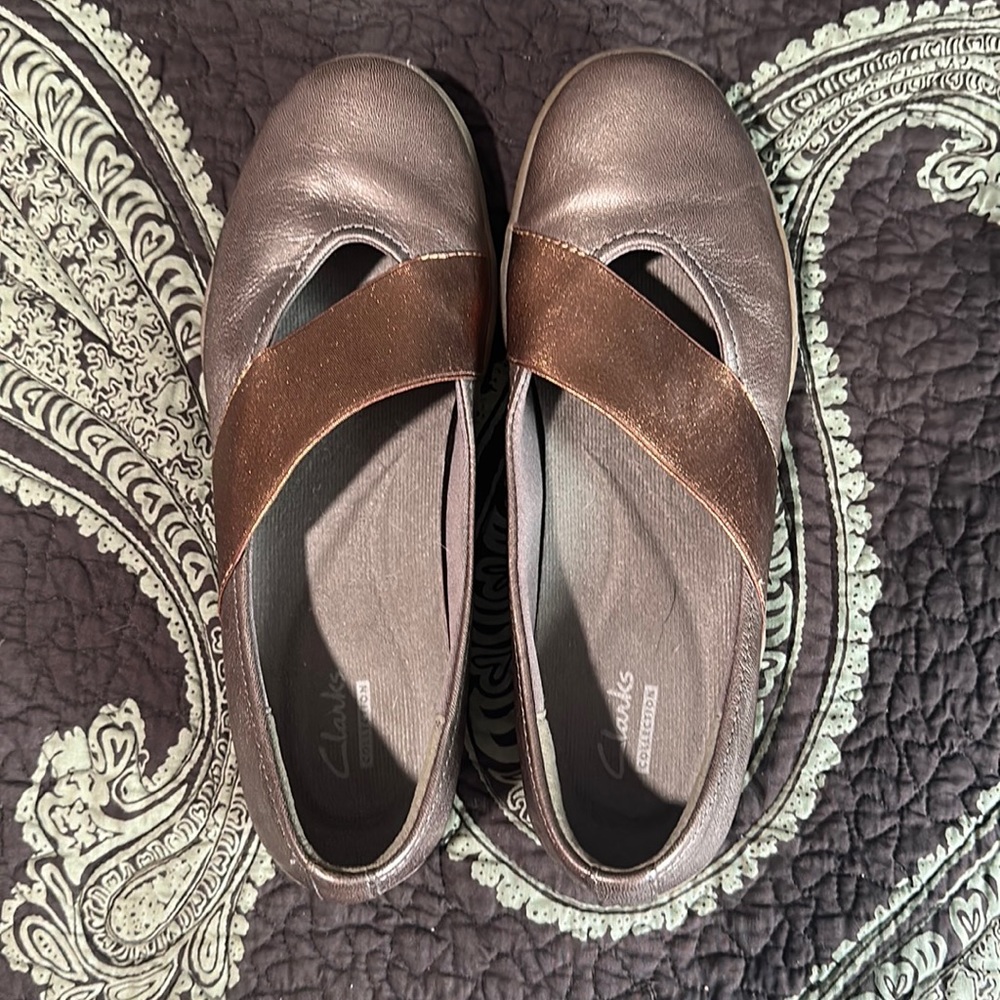 Clarks Slip On Two Toned Gold Flats with Asymmetrical Strap Sz 8